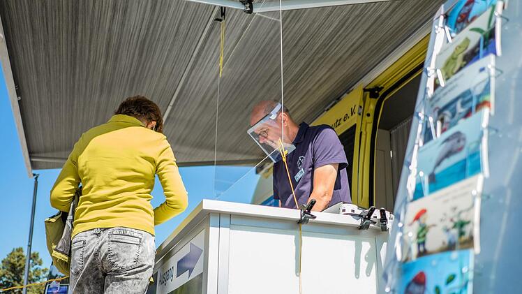 Die Mitarbeiter VSR-Gewässerschutz haben am Montagnachmittag im Akkord Wasserproben eingesammelt. Fotos: Lea Schreiber