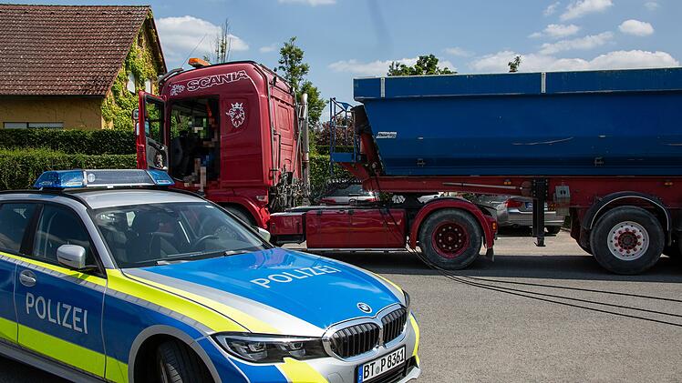 Sattelauflieger beschädigt Telefonleitung: Mast kippt auf geparkte Fahrzeuge