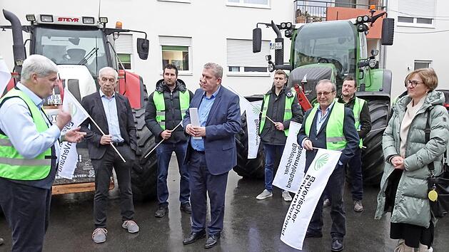 Andreas Schwarz (Bildmitte) hört sich im Hof vor der BBV-Geschäftsstelle Bamberg die Sorgen der Landwirtinnen und Landwirte aufmerksam an.