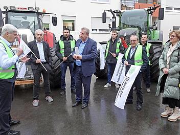 Andreas Schwarz (Bildmitte) h&ouml;rt sich im Hof vor der BBV-Gesch&auml;ftsstelle Bamberg die Sorgen der Landwirtinnen und Landwirte aufmerksam an.