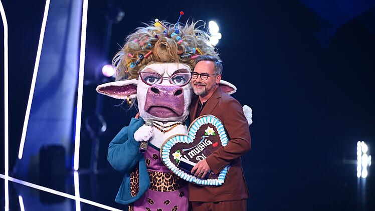 Muuhinka zeigte ihre "emuuhtionale" Seite. Erst sang sie "Still Loving You" (Scorpions), dann schenkte sie Matthias Opdenhövel ein Lebkuchenherz.