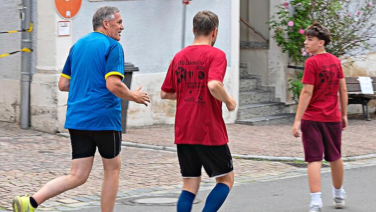 Zweiter B&uuml;rgermeister Harald Pascher (in Blau, FDP) auf der &Uuml;berholspur.
