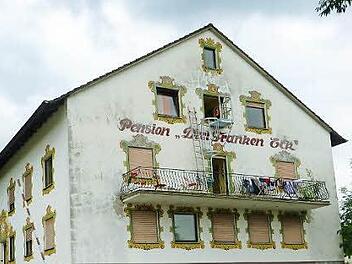 Diese ehemalige Pension am Ortsrand von Aschbach hielten die Behörden im Kreis Bamberg schon vor zwei Jahren als geeignet für Asylbewerber. Inzwischen sind dort 85 Flüchtlinge untergebracht. Foto: privat