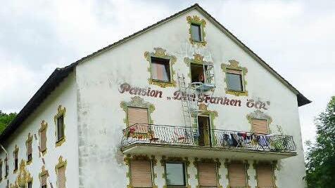 Diese ehemalige Pension am Ortsrand von Aschbach hielten die Behörden im Kreis Bamberg schon vor zwei Jahren als geeignet für Asylbewerber. Inzwischen sind dort 85 Flüchtlinge untergebracht. Foto: privat