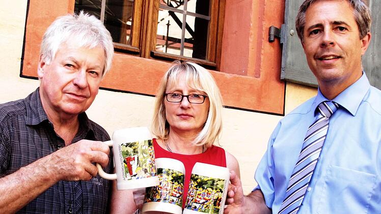 Harald Hubl, Susanne Fischer vom Förderverein Kaiserpfalz und Harald Reinsch von der Sparkasse Forchheim (v. l.) präsentieren den neuen Annafest-Krug. Foto: Josef Hofbauer.