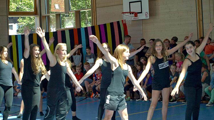 Die Mädchen der 6. und 7. Klasse mit dem Tanz "It´like that".  Foto: Susanne Deuerling