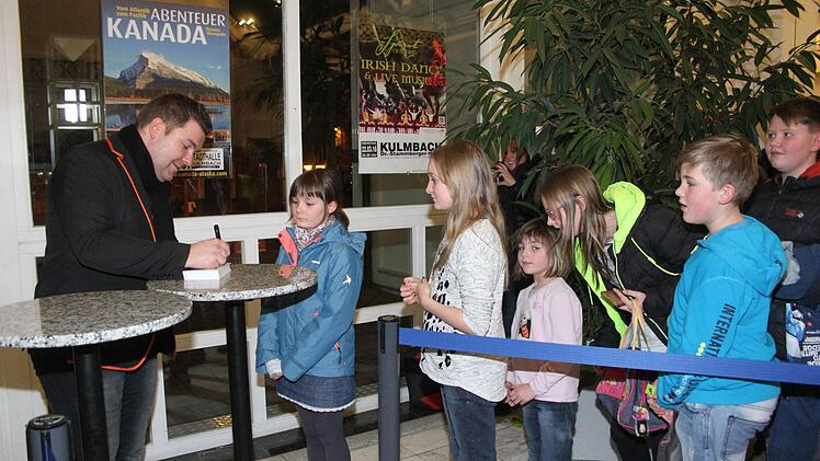 Schlange stehen für ein Autogramm von Amanda und Sebastian ReichFoto: Sonja Adam