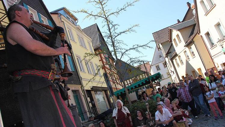 Die Besucher im Oberhacken lauschten den mittelalterlichen Klänge der Gruppe "Grex Confusus" aus Hohenberg an der Eger. Foto: Stephan Stöckel