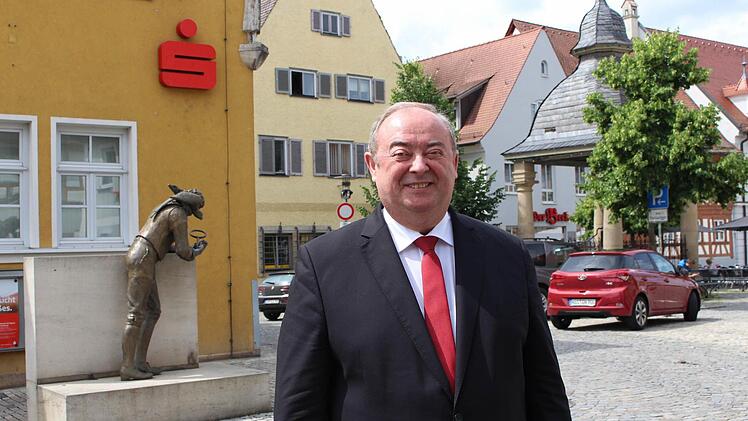 Zwischen Ritter-von-Spix-Denkmal und Marktbrunnen vor seiner Kreissparkasse: Reinhard Lugschi feiert demnächst 40 Jahre im öffentlichen Dienst. Foto: Evi Seeger