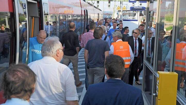 So viel Betrieb dürfte es so schnell nicht mehr am Breitengüßbacher Bahnhof geben: Die Teilnehmer der Sonderfahrt steigen aus dem Zug aus. Foto: Ronald Rinklef