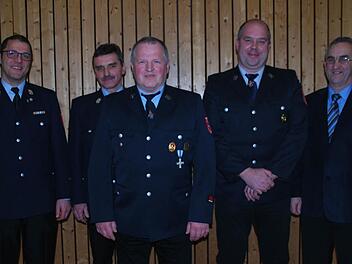 Der designierte Kreisbrandmeister Ralf Kirchner und Kommandant Werner Schmitt dankten Lothar Nöth (40 Jahre) und Thomas Schneider (25 Jahre) ebenso wie Bürgermeister Kurt Back für ihren ehrenamtlichen Dienst für ihre Mitmenschen.Foto: Manfred Mellenthin