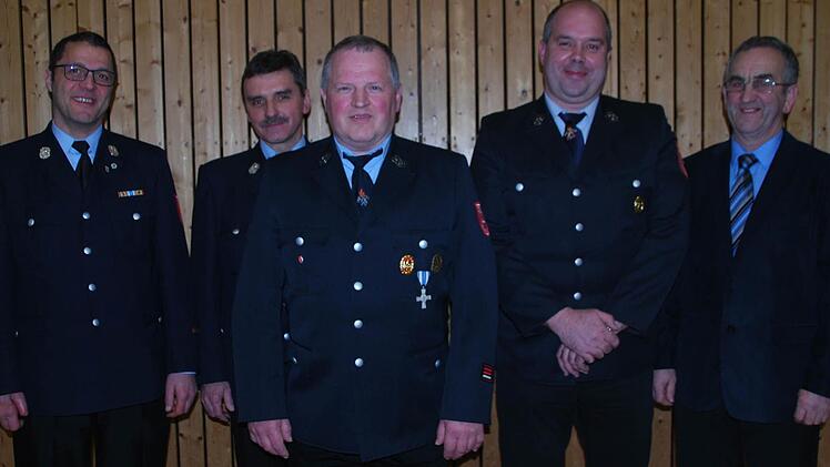Der designierte Kreisbrandmeister Ralf Kirchner und Kommandant Werner Schmitt dankten Lothar Nöth (40 Jahre) und Thomas Schneider (25 Jahre) ebenso wie Bürgermeister Kurt Back für ihren ehrenamtlichen Dienst für ihre Mitmenschen.Foto: Manfred Mellenthin