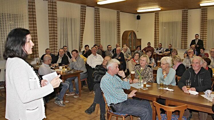 Gut besucht war der "Ascherdonnerstag" des CSU-Ortsverbandes Maroldsweisach in Geroldswind mit Dorothee Bär, Staatsekretärin im BMVI (links). Foto: Helmut Will
