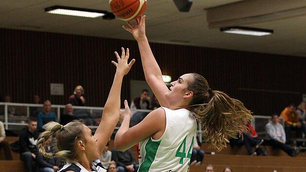 Victoria Waldner (r.) steuerte in M&uuml;nchen zehn Punkte und zw&ouml;lf Rebounds f&uuml;r die DJK Brose bei. Foto: sportpress