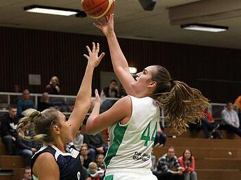 Victoria Waldner (r.) steuerte in München zehn Punkte und zwölf Rebounds für die DJK Brose bei. Foto: sportpress