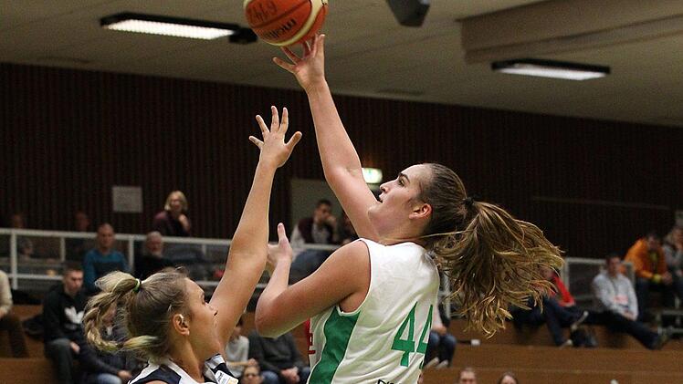 Victoria Waldner (r.) steuerte in München zehn Punkte und zwölf Rebounds für die DJK Brose bei. Foto: sportpress