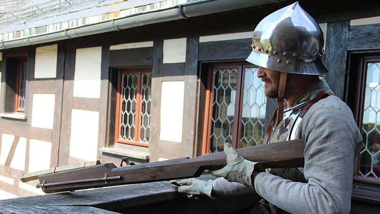 Der Soldat mit der Hakenbüchse bewacht die Burg.Foto: Katharina Müller-Sanke