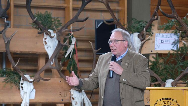 Vorsitzender Harm Humburg erläuterte die Ergebnisse der Rotwild-Abschüsse. Foto: Gerd Schaar