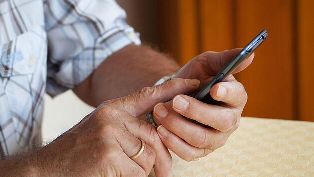 Spionage-App kann WhatsApp-Kontakte überwachen: Die App "Dasta" erfreut sich großer Beliebtheit. Dabei handelt es sich eigentlich um eine Spionage-App für WhatsApp. Symbolfoto: Silvia Marks/dpa