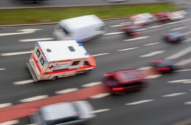 B22 bei Unterneuses: Seniorin (72) bei Unfall schwer verletzt