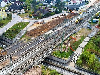 Bei Hallstadt wird die Bahnstrecke auf vier Gleise erweitert. Foto: DB AG/Danny Lorenz