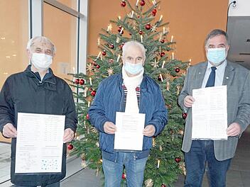 Walter Ferbar und Dieter Goebel stellen dem 2. Bürgermeister Karl-Heinz Hertlein (rechts) die Beilage im Amtsblatt vor.  Foto: Richard Sänger