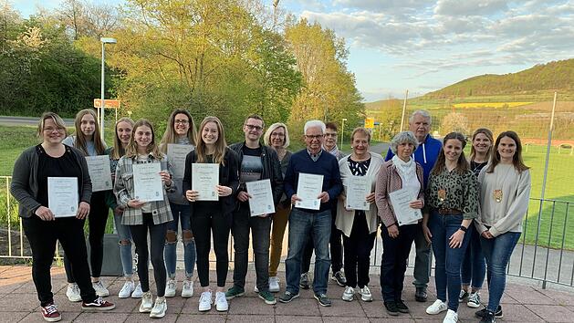 Die Geehrten der EuKaGe (von links): Larissa Ortmann, Leonie Reindl, Aileen Reindl, Nathalie Bauer, Dunja Scholz, Am&eacute;lie Reich, Benjamin Schmitt, Inge Gigla, Burkard Erhard, Irene Kramer, Gertrud Erhard, Waltraud Beisel, Peter Sell, Sabrina Kaiser, Gesellschaftspr&auml;sidentin Katharina Baidel und Anna Brand.