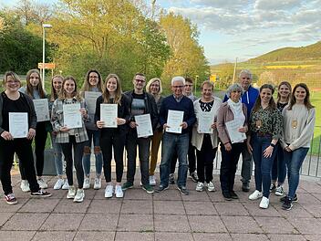 Die Geehrten der EuKaGe (von links): Larissa Ortmann, Leonie Reindl, Aileen Reindl, Nathalie Bauer, Dunja Scholz, Amélie Reich, Benjamin Schmitt, Inge Gigla, Burkard Erhard, Irene Kramer, Gertrud Erhard, Waltraud Beisel, Peter Sell, Sabrina Kaiser, Gesellschaftspräsidentin Katharina Baidel und Anna Brand.