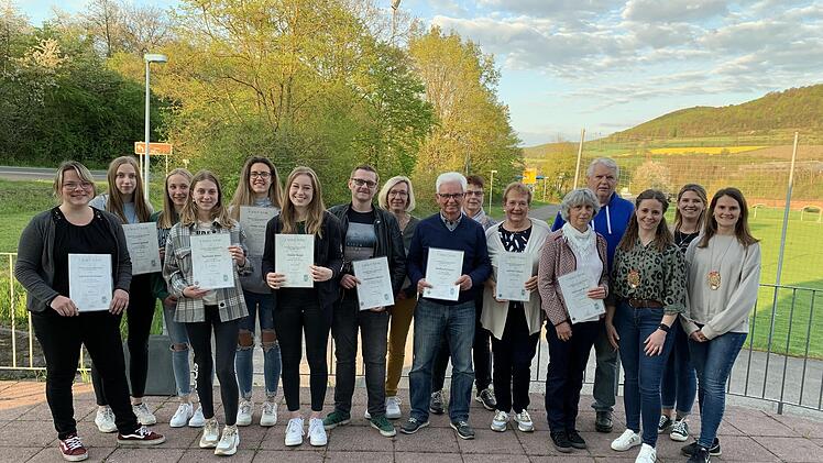 Die Geehrten der EuKaGe (von links): Larissa Ortmann, Leonie Reindl, Aileen Reindl, Nathalie Bauer, Dunja Scholz, Amélie Reich, Benjamin Schmitt, Inge Gigla, Burkard Erhard, Irene Kramer, Gertrud Erhard, Waltraud Beisel, Peter Sell, Sabrina Kaiser, Gesellschaftspräsidentin Katharina Baidel und Anna Brand.