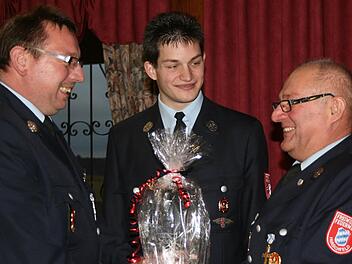 Ottmar Martin (rechts) fungierte als Kommandant der Feuerwehr Hirschfeld. Knapp 25 Jahre hatte er die Funktion des Jugendwartes inne. Er wurde am Sonntag verabschiedet: Mit im Bild sind Kommandant Thomas Wachter und Christian Neubauer. Fotos: Veronika Schadeck