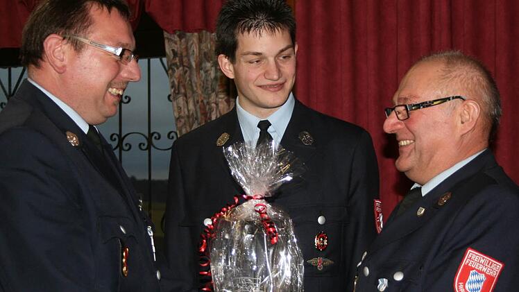 Ottmar Martin (rechts) fungierte als Kommandant der Feuerwehr Hirschfeld. Knapp 25 Jahre hatte er die Funktion des Jugendwartes inne. Er wurde am Sonntag verabschiedet: Mit im Bild sind Kommandant Thomas Wachter und Christian Neubauer. Fotos: Veronika Schadeck