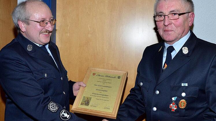 Ehrenmitglied und Ehrenkommandant Emil Lauterbach (rechts) nimmt von stellvertretendem Vorsitzenden Rainer Lauterbach die Ehrenurkunde entgegen. Foto: Dieter Hübner