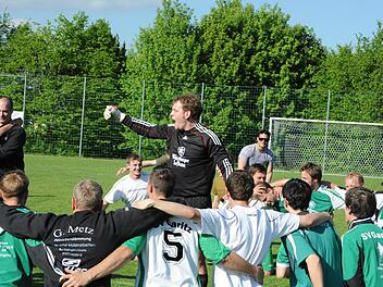 Beim Feiern sowieso immer vorne dabei: die Garitzer Fußballer. Fotos: Hopf