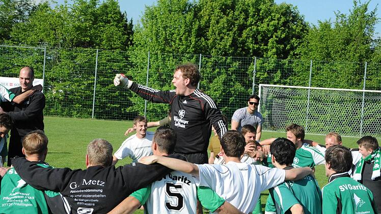 Beim Feiern sowieso immer vorne dabei: die Garitzer Fußballer. Fotos: Hopf