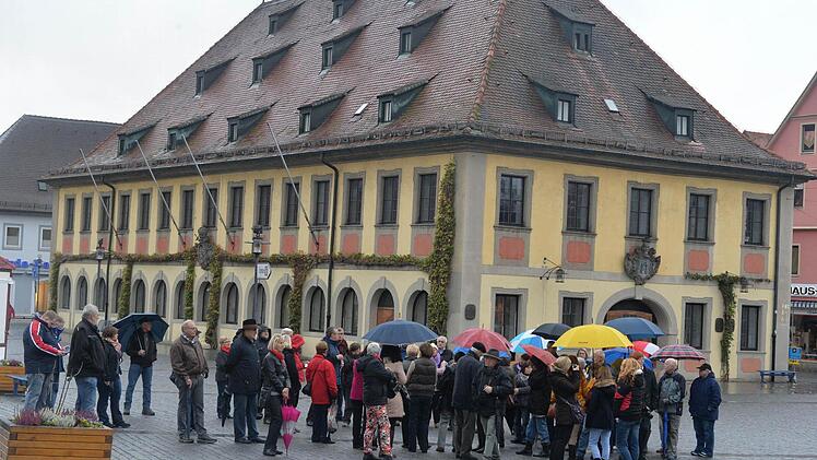 RathausFast von Beginn der Stadtgeschichte an sind Juden in Lichtenfels erwähnt - ab dem 19. Jahrhundert auch in kommunalpolitischen Gremien, aus denen man sie in den 1930er Jahren hinauswarf. Am 8. November 1938 enteignete der Bürgermeister zwei jüdische Familien, die Eigentum an den "Fleischbänken" im Rathaus hatten, um einen "für die Stadt unwürdigen Zustand endgültig zu beseitigen", denn aus seiner Sicht konnten Juden "keine Nutznießer am deutschen Gemeinwesen sein". Foto: Ronald Rinklef