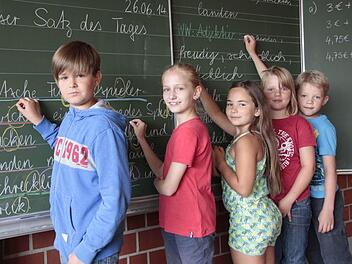 Fünf Schüler der Anna-Grundschule üben an der Tafel die Rechtschreibung. Foto: Hofbauer