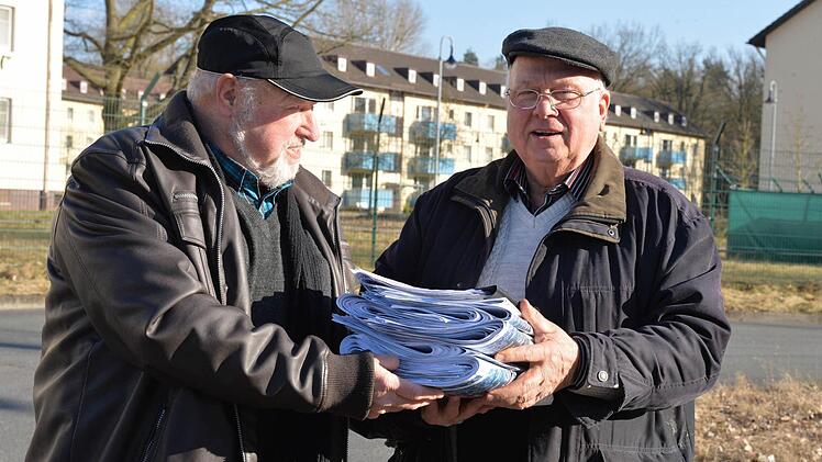 Rund 6000 Unterschriften haben BBB-Stadtrat Norbert Tscherner und seine Mitstreiter in den letzten vier Wochen gesammelt. Ein Teil der Forderungen wird der Stadtrat heute sehr wahrscheinlich zum Grundsatzbeschluss erheben. Unser Bild zeigt Tscherner zusammen mit Josef Kropf vor Häusern der Flynn-Area.   Fotos: Ronald Rinklef