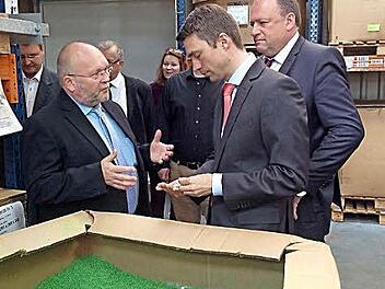 Joachim Peiler erkl&auml;rte Stefan M&uuml;ller und Walter Nussel (v. l.), woraus die Produkte der Firma hergestellt werden. Foto: Dietmar Goblirsch