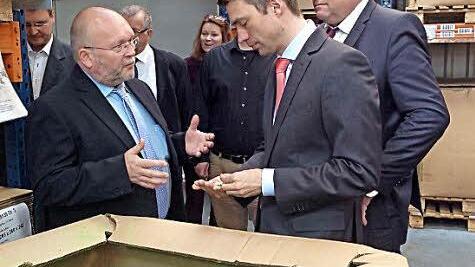 Joachim Peiler erkl&auml;rte Stefan M&uuml;ller und Walter Nussel (v. l.), woraus die Produkte der Firma hergestellt werden. Foto: Dietmar Goblirsch