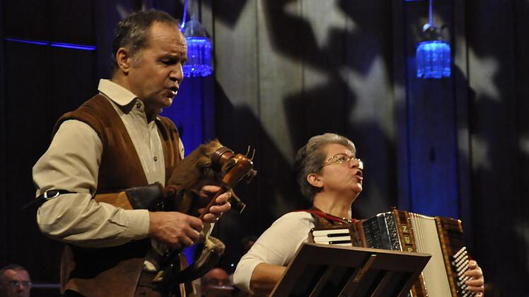 Die "Spessartspielleut" Lissy und Hans Heilgenthal sind Vollblutmusiker, die mit Musik und Gesang die Zuhörer in den Bann ziehen. Foto: Peter Klopf