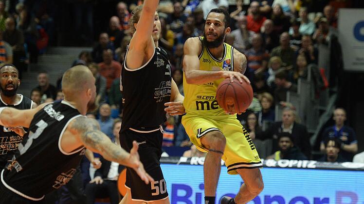 Science City Jena um Oliver Mackeldanz (Nummer 50) hatte keine Antwort auf Kassius Robertson. Der Shooting Guard von Medi Bayreuth steuerte 39 Zähler zum zwölften Saisonsieg bei. Foto: Peter Mularczyk