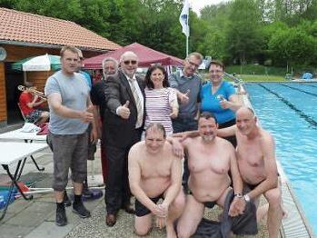Freude bei der Übergabe des Mehrzweckgebäudes am Schwimmbad in Weißenbrunn: Das Bild zeigt von links (stehend) die fleißigen Helfer Uli Müller, Werner Müller und Norbert Winkler, Bürgermeister Egon Herrmann, Susanne Faller, Willi Fehn (Regionalmanager am Landratsamt), Kassierin Ruth Tölg sowie (knieend) Pfarrer Christoph Teille, Marco Plitzner und Zweiten Vorsitzenden Axel Witthauer. Foto: Karl-Heinz Hofmann