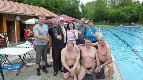 Freude bei der Übergabe des Mehrzweckgebäudes am Schwimmbad in Weißenbrunn: Das Bild zeigt von links (stehend) die fleißigen Helfer Uli Müller, Werner Müller und Norbert Winkler, Bürgermeister Egon Herrmann, Susanne Faller, Willi Fehn (Regionalmanager am Landratsamt), Kassierin Ruth Tölg sowie (knieend) Pfarrer Christoph Teille, Marco Plitzner und Zweiten Vorsitzenden Axel Witthauer. Foto: Karl-Heinz Hofmann