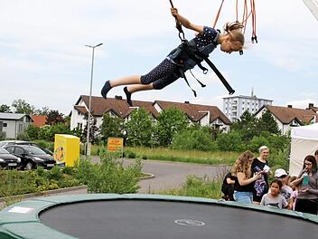Das große Trampolin erforderte schon einigen Mut von allen, die große Sprünge machen wollten. Fotos: Wolfgang Desombre