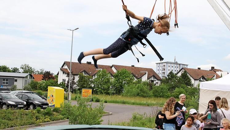 Das große Trampolin erforderte schon einigen Mut von allen, die große Sprünge machen wollten. Fotos: Wolfgang Desombre