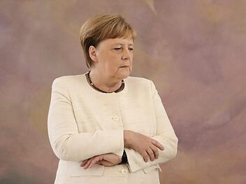 Nur acht Tage nach ihrem aufsehenerregenden Schwächeanfall hatte Bundeskanzlerin Angela Merkel (CDU) die gleichen Probleme erneut. Foto: Kay Nietfeld/dpa