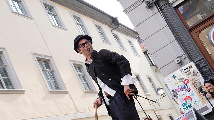 Küsschen für Bombinoff: Ein tänzelnder Street-Artist aus Spanien, der bereits in den ersten Minuten seiner Show mehrere Küsse - auch auf den Mund - abstauben kann, verdient allein schon für seinen Charme mindestens zwei Euro für den Hut.  Foto: Sarah Seewald
