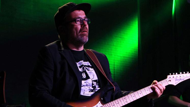 Das Publikum war begeistert: Impressionen von der Coburger Spider Murphy Party" auf dem Schlossplatz. Der Abend im Festzelt war eine Kooperation der Original Prinz Albert Blasmusik (OPA) mit dem Landestheater Coburg.Foto: Jochen Berger