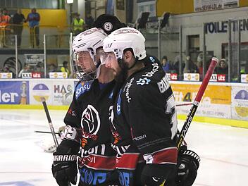 Zusammen haben die Haßfurter Michal Babkovic (rechts) und David Franek bereits 80 Scorerpunkte in 14 Partien erzielt.  Foto: Ralf Naumann