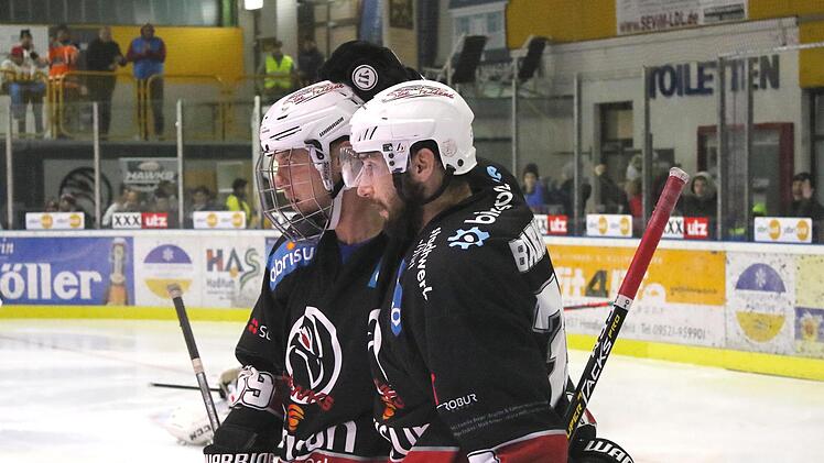 Zusammen haben die Haßfurter Michal Babkovic (rechts) und David Franek bereits 80 Scorerpunkte in 14 Partien erzielt.  Foto: Ralf Naumann